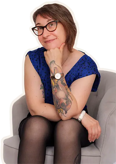 Portrait de Morgane, fondatrice du salon, souriante et détendue.